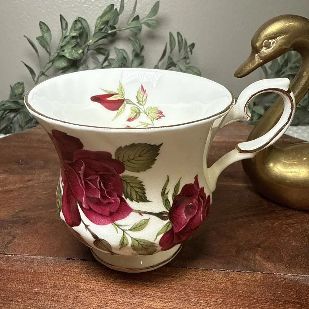 Elizabethan Fine Bone China England Burgundy Roses Tea Cup Gold Trim Floral Vtg